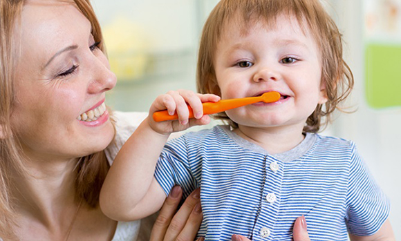 Trẻ mấy tuổi đánh răng được và kem đánh răng cho trẻ em loại nào tốt ?